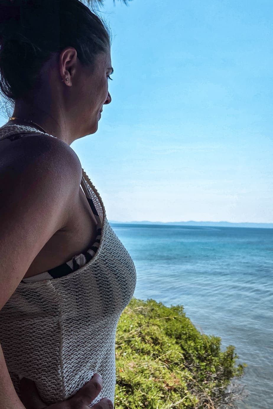 Carina Duarte de perfil, a olhar para o mar
